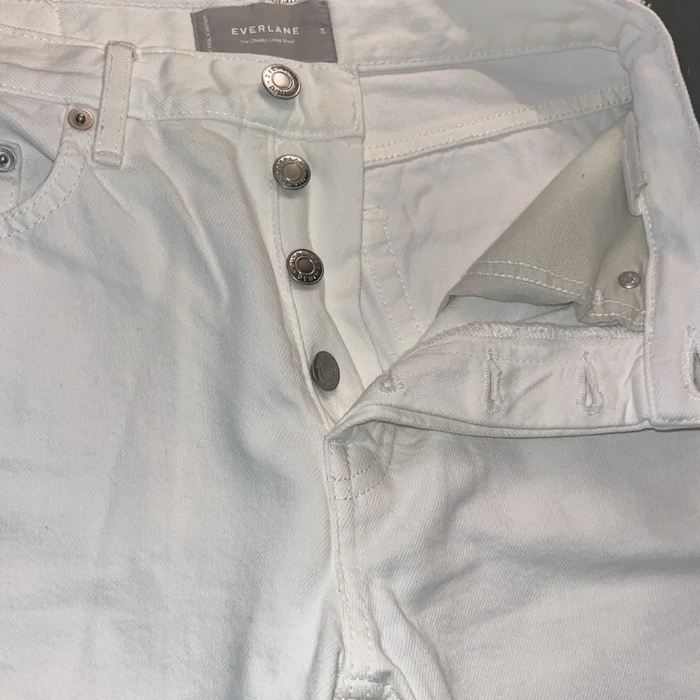 EVERLANE The Cheeky Long Short Shorts White Denim Bermuda Raw Hem sz 24 EUC
